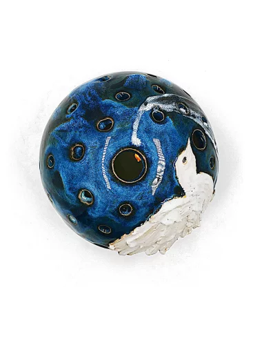Weihnachts- & Friedens-Kugel Taube aus Ton - weisse Taube auf blau - von oben