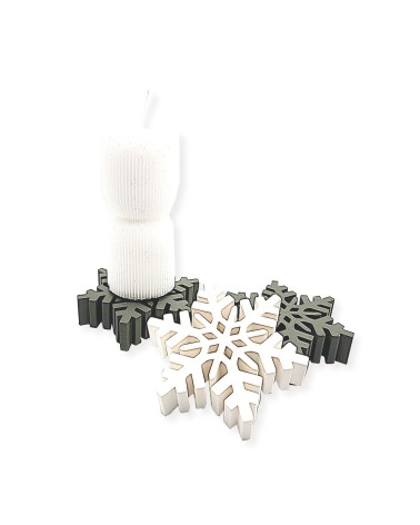  Hinsteller & Untersetzer auf rotem Teller und mit Kerze