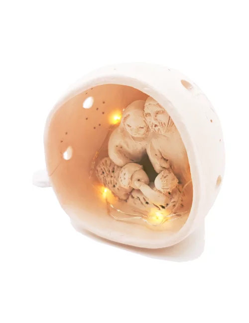 Kleine Kugel-Krippe aus Ton - Weihnachtskrippe Maria, Josef & Kind mit Lämmchen Szene 3 für Weihnachten seitlich