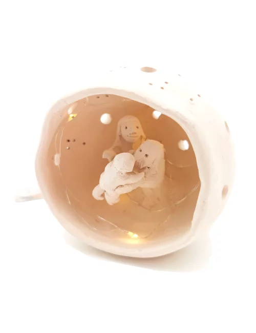 Kleine Kugel-Krippe aus Ton - Weihnachtskrippe Maria, Josef & Kind Szene 4 für Weihnachten seitlich, beleuchtet