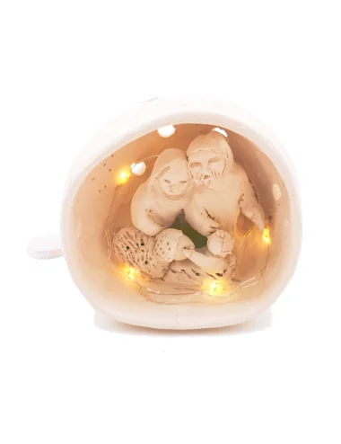 Kleine Kugel-Krippe aus Ton - Weihnachtskrippe Maria, Josef & Kind mit Lämmchen Szene 3 für Weihnachten beleuchtet