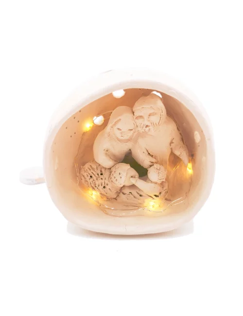 Kleine Kugel-Krippe aus Ton - Weihnachtskrippe Maria, Josef & Kind mit Lämmchen Szene 3 für Weihnachten beleuchtet